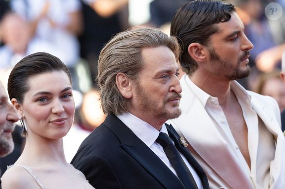 Anamaria Vartolomei, Benoit Magimel - Montée des marches du film " La bataille de Gaulle : L'âge de fer " lors du 79ème Festival International du Film de Cannes, le 20 mai 2026. © Jacovides-Moreau / Bestimage