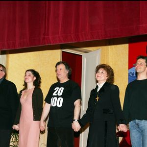Marie Cuvelier, Bernard Dhéran, Zoé Nonn, Daniel Russo, Claire Maurier, Yvon Martin et Sophie Mounicot - Laurent Baffie et toute sa troupe fêtent la 100ème représentation, au Théâtre du Palais Royal, de leur pièce "Toc Toc"
© BERTRAND RINDOFF PETROFF / BESTIMAGE