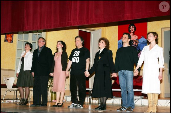 Marie Cuvelier, Bernard Dhéran, Zoé Nonn, Daniel Russo, Claire Maurier, Yvon Martin et Sophie Mounicot - Laurent Baffie et toute sa troupe fêtent la 100ème représentation, au Théâtre du Palais Royal, de leur pièce "Toc Toc"

© BERTRAND RINDOFF PETROFF / BESTIMAGE