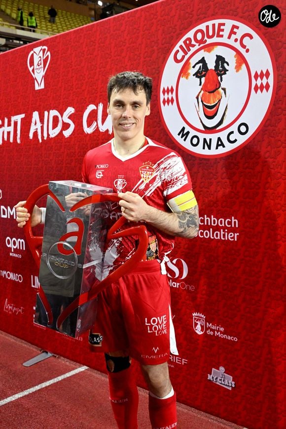 Louis Ducruet et le trophée de la rencontre durant la sixième édition de la Fight Aids Cup, un match de football caritatif au stade Louis II à Monaco, le 25 janvier 2026, qui oppose l'équipe du Cirque FC de la princesse Stéphanie et les Barbagiuans du prince Albert.

© Bruno Bebert / Bestimage