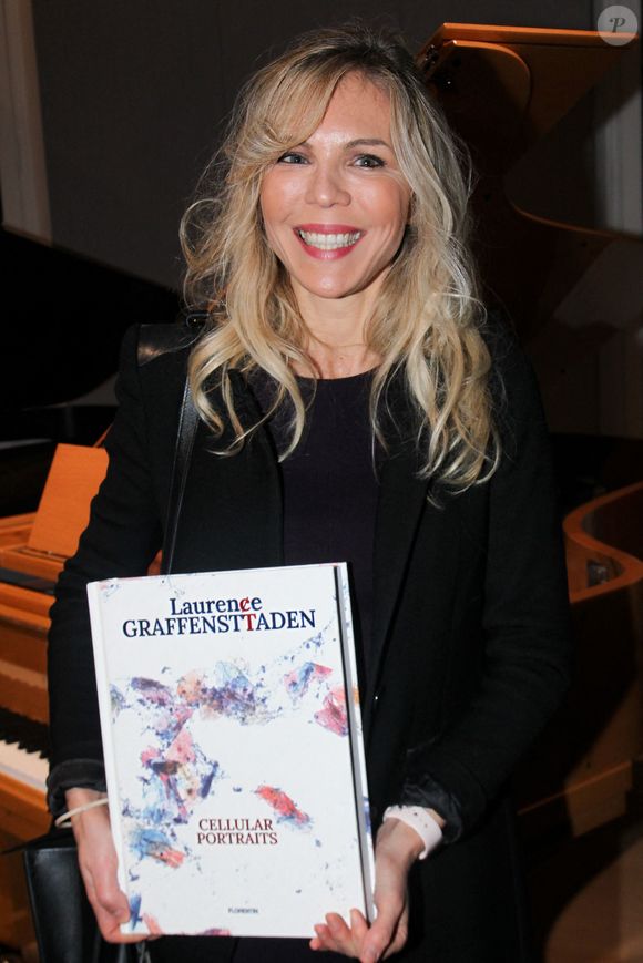 Laurence Auzière et le livre “Cellular portraits” lors de la soirée de vernissage de l'exposition du duo d'artistes Laurence (Matthieu Gasser et Laurence Auzière) (Edition Florentin) à la boutique Steinway & Sons à Paris le 25 novembre 2024.

© Philippe Baldini / Bestimage