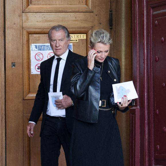 Sophie Davant et son compagnon William Leymergie - Sorties des obsèques de Philippe Labro en l'église de Saint-Germain-des-Prés à Paris le 13 juin 2025. © Dominique Jacovides - Christophe Clovis / Bestimage