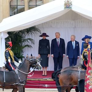La princesse de Galles (Catherine « Kate » Middleton, princesse de Galles), le prince de Galles, la première dame Melania Trump, le président Donald Trump, le roi Charles III (Le roi Charles III d'Angleterre) et la reine Camilla (Camilla Parker Bowles, reine consort d'Angleterre) passent en revue la garde d'honneur lors de la cérémonie d'accueil au château de Windsor, dans le Berkshire, le premier jour de la deuxième visite d'État du président au Royaume-Uni. Date de la photo : mercredi 17 septembre 2025.