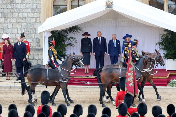 La princesse de Galles (Catherine « Kate » Middleton, princesse de Galles), le prince de Galles, la première dame Melania Trump, le président Donald Trump, le roi Charles III (Le roi Charles III d'Angleterre) et la reine Camilla (Camilla Parker Bowles, reine consort d'Angleterre) passent en revue la garde d'honneur lors de la cérémonie d'accueil au château de Windsor, dans le Berkshire, le premier jour de la deuxième visite d'État du président au Royaume-Uni. Date de la photo : mercredi 17 septembre 2025.