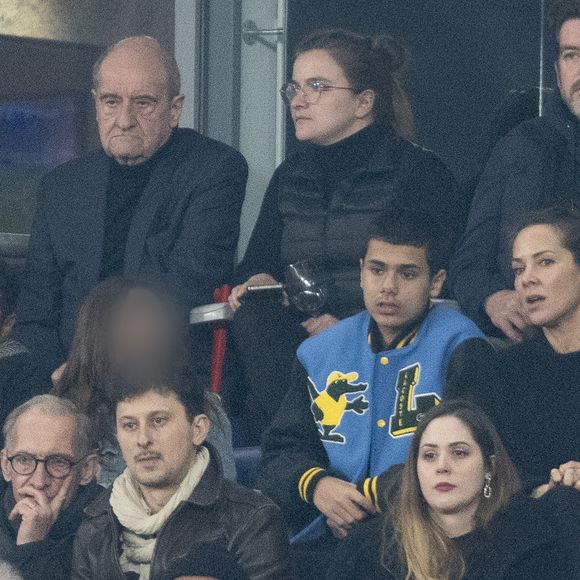 Pierre Lescure, Jamel Debbouze avec sa femme Mélissa Theuriau et leurs deux enfants Leon Debbouze et Lila Debbouze - Célébrités dans les tribunes du quart de finale de la Ligue des Nations de l'UEFA 2025 "France - Croatie (2-0 / tab 5-4)" au Stade de France à Saint-Denis le 23 mars 2025. © Cyril Moreau/Bestimage