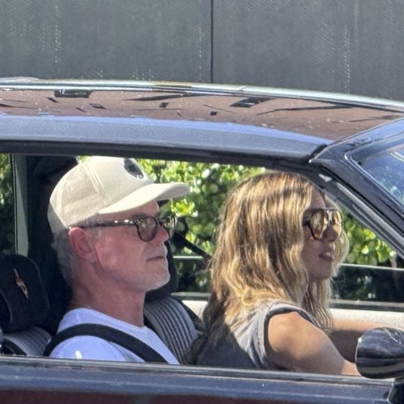 Il évoquait son inquiétude : "Je me sens déprimé à l'idée que, dans quelques mois, je n'aurai plus de main gauche non plus (…) Je m'inquiète pour mes jambes aussi".

Exclusif - Eric Dane et Rebecca Gayheart se promènent en voiture à Beverly Hills, le 12 juillet 2025 @Backgrid USA / Bestimage