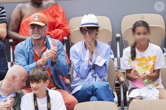 Eric Cantona et sa femme Rachida Brakni et leur fille Selma - Célébrités dans les tribunes de la finale Dames des Internationaux de Tennis de Roland Garros à Paris le 8 juin 2024. © Jacovides-Moreau/Bestimage
