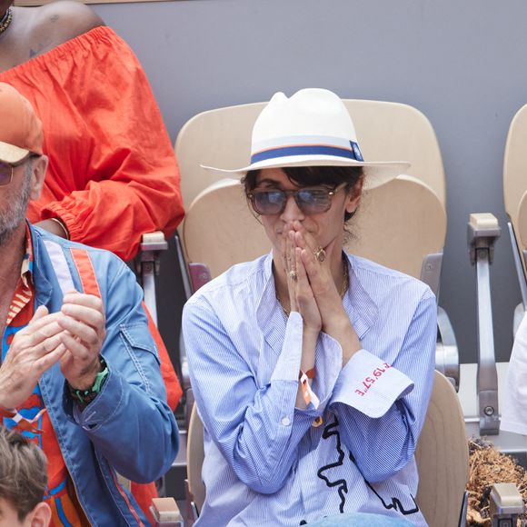 Eric Cantona et sa femme Rachida Brakni et leur fille Selma - Célébrités dans les tribunes de la finale Dames des Internationaux de Tennis de Roland Garros à Paris le 8 juin 2024. © Jacovides-Moreau/Bestimage