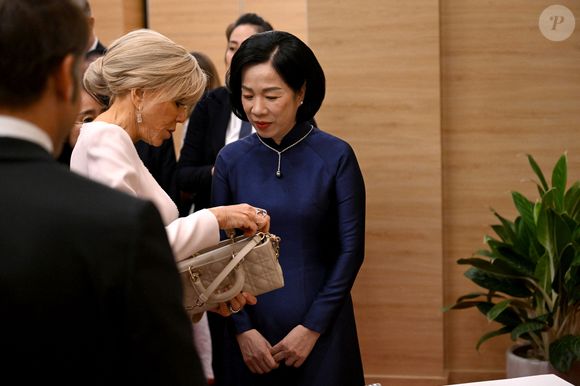 Brigitte Macron lors d'un dîner d'État au Centre international des congrès de Hanoi, au Vietnam, le 26 mai 2025 avec l'épouse du président vietnamien Nguyen Thi Minh Nguyet, le 26 mai 2025. © Jeanne Accorsini / Pool / Bestimage
