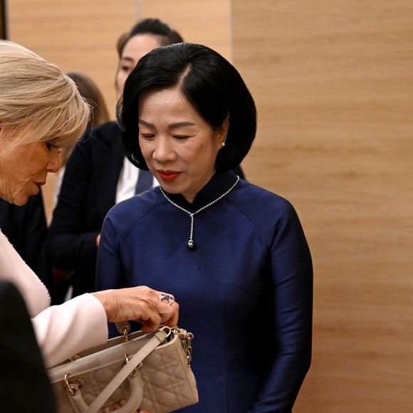 Brigitte Macron lors d'un dîner d'État au Centre international des congrès de Hanoi, au Vietnam, le 26 mai 2025 avec l'épouse du président vietnamien Nguyen Thi Minh Nguyet, le 26 mai 2025. © Jeanne Accorsini / Pool / Bestimage