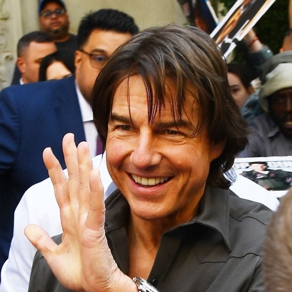 L'acteur est en pleine promotion pour le dernier opus de la saga "Mission Impossible".
New York, NY - Les fans se rassemblent en grand nombre devant l'hôtel de Tom Cruise, attendant des heures pour obtenir des autographes et apercevoir la star avant qu'il ne se rende au Jimmy Fallon Show à Midtown Manhattan.
©Backgrid USA / Bestimage
