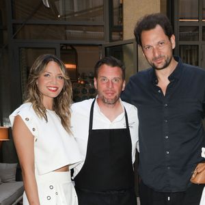 Exclusif - Norbert Tarayre, Éric Antoine et sa compagne Gennifer Demey lors de l'inauguration Le Patio by Norbert Tarayre au Prince de Galles à Paris, France, le 4 juillet 2025. © Coadic Guirec/Bestimage