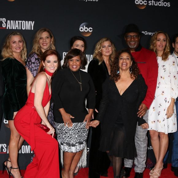Ellen Pompeo change de registre en incarnant une mère adoptive cruelle dans la série American Good Family diffusée sur Disney+

Chandra Wilson, Camilla Luddington, Ellen Pompeo, James Pickens, Jr., Kelly McCreary, Justin Chamber et d'autres acteurs de "Grey's Anatomy" réunis pour fêter la diffusion du 300ème épisode de la série au restaurant TAO à Hollywood. 
© Kathy Hutchins