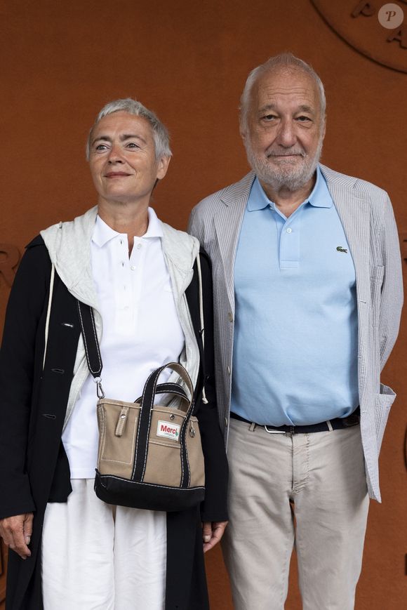 François Berléand et sa femme Alexia Stresi au village lors des Internationaux de France de Tennis de Roland Garros 2025. Paris, le 27 mai 2025. 
© Moreau / Jacovides / Bestimage