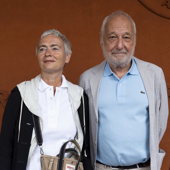 François Berléand et sa femme Alexia Stresi au village lors des Internationaux de France de Tennis de Roland Garros 2025. Paris, le 27 mai 2025. 
© Moreau / Jacovides / Bestimage