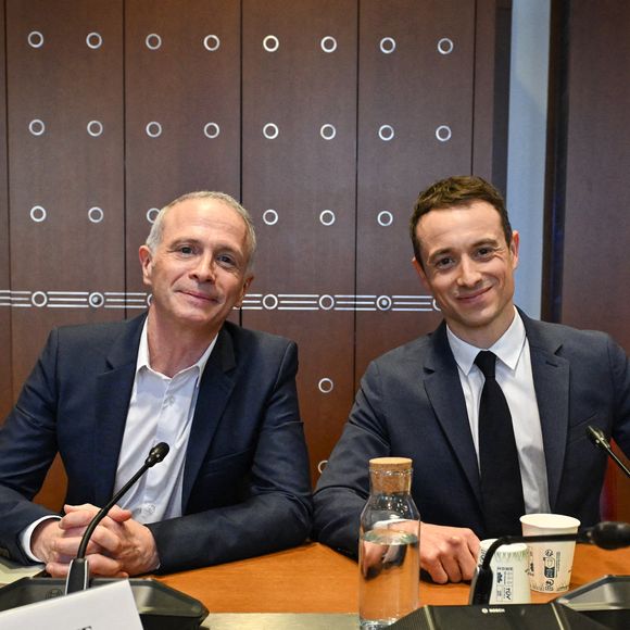 Le présentateur et producteur Hugo Clément et le présentateur et créateur de contenus Samuel Etienne arrivent pour son audition devant la Commission d'enquête sur la neutralité, le fonctionnement et le financement de l'audiovisuel public à l'Assemblée nationale française à Paris le 24 février 2026. Photo par Firas Abdullah/ABACAPRESS.COM