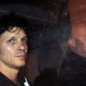 Le chanteur français Bertrand Cantat quitte sa prison quelques minutes après minuit, avec Denis Barthe, à Muret, près de Toulouse, France, le 16 octobre 2007. Cantat a été libéré aujourd'hui après avoir purgé la moitié de sa peine de 8 ans pour le meurtre de sa compagne Marie Trintignant. Photo by ABACAPRESS.COM