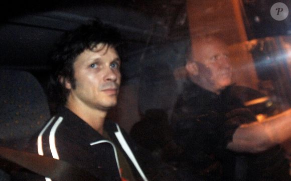 Le chanteur français Bertrand Cantat quitte sa prison quelques minutes après minuit, avec Denis Barthe, à Muret, près de Toulouse, France, le 16 octobre 2007. Cantat a été libéré aujourd'hui après avoir purgé la moitié de sa peine de 8 ans pour le meurtre de sa compagne Marie Trintignant. Photo by ABACAPRESS.COM