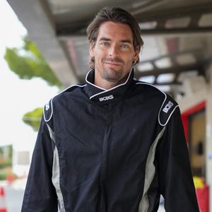 "Vu que mon fils m’écoute à la télé, maintenant il est fan de Léon Marchand. Il a cinq ans, et donc il fait des plongeons et tout."

Camille Lacourt lors de la 10ème édition du Marathon Karting Jules Bianchi sur le circuit Paul Ricard le 11 septembre 2025.

© Anne-Sophie Guebey / Bestimage