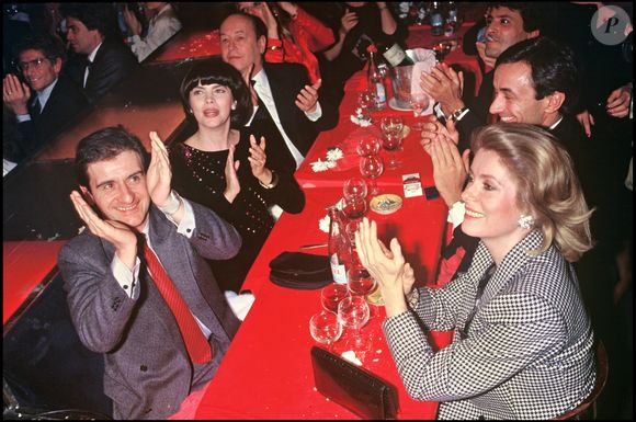 Archives - Pierre Lescure, Mireille Mathieu et Catherine Deneuve lors d'une soirée à Paris en 1985 @RINDOFF-PATERSON / BESTIMAGE