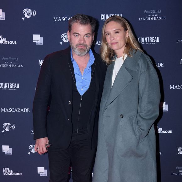 “Elle passe un temps fou sur Whatsapp et à jouer. C’est sans doute une question de génération”, explique Clovis Cornillac, plus âgé de 13 ans que Lilou Fogli

Exclusif - Clovis Cornillac et sa femme Lilou Fogli - After party du film Mascarade au club privé NO.PI à Paris le 20 octobre 2022.

© Rachid Bellak / Bestimage