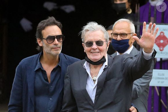 Alain Delon et son fils Anthony - Obsèques de Jean-Paul Belmondo en  l'église Saint-Germain-des-Prés, à Paris le 10 septembre 2021. © Dominique Jacovides / Bestimage