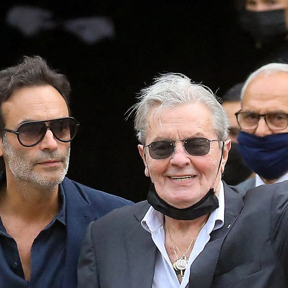 Alain Delon et son fils Anthony - Obsèques de Jean-Paul Belmondo en  l'église Saint-Germain-des-Prés, à Paris le 10 septembre 2021. © Dominique Jacovides / Bestimage