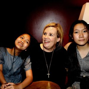 Hélène Darroze et ses filles Charlotte et Quiterie ont suivi la finale de l'émission "Top Chef" depuis son restaurant La Joia à Paris, où elle avait installé une télévision. Le 9 juin 2021. Crédit Dominique Jacovides / Bestimage