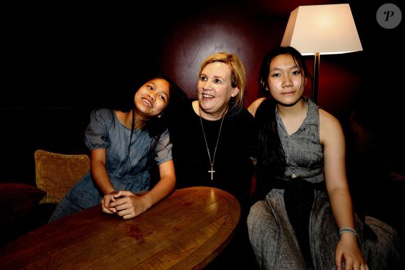 Hélène Darroze et ses filles Charlotte et Quiterie ont suivi la finale de l'émission "Top Chef" depuis son restaurant La Joia à Paris, où elle avait installé une télévision. Le 9 juin 2021. Crédit Dominique Jacovides / Bestimage