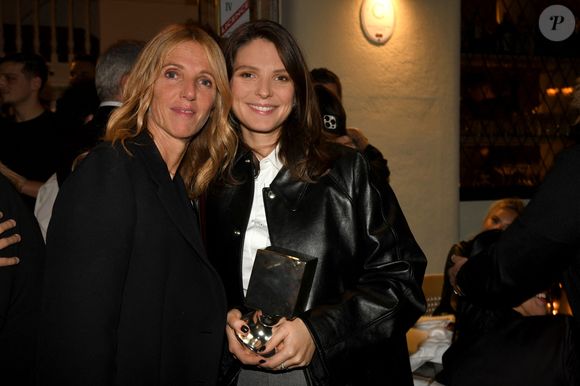 Sandrine Kiberlain et Joséphine Japy, Prix Coup de coeur, durant la soirée de clôture du festival Cinéroman au Pathé gare du Sud, à Nice le 4 octobre 2025. © Bebert-Jacovides/Bestimage