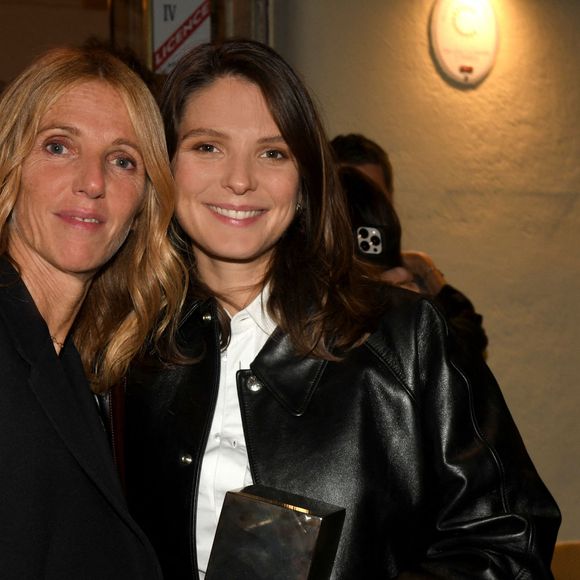 Sandrine Kiberlain et Joséphine Japy, Prix Coup de coeur, durant la soirée de clôture du festival Cinéroman au Pathé gare du Sud, à Nice le 4 octobre 2025. © Bebert-Jacovides/Bestimage