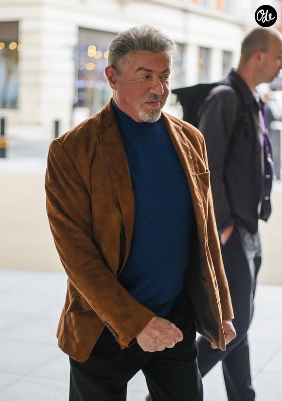 Sylvester Stallone se rend à BBC Radio 2 à Londres, vêtu d’une veste en daim et de chaussures élégantes. L’acteur est photographié à son arrivée à la station de radio dans la capitale. Backgrid UK/ Bestimage
