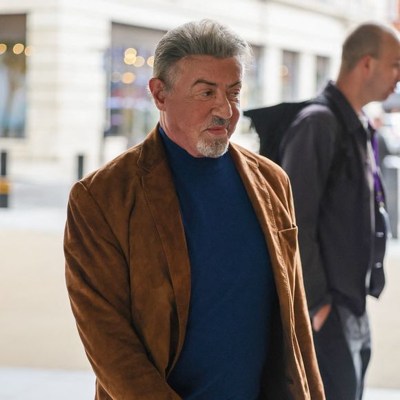 Sylvester Stallone se rend à BBC Radio 2 à Londres, vêtu d’une veste en daim et de chaussures élégantes. L’acteur est photographié à son arrivée à la station de radio dans la capitale. Backgrid UK/ Bestimage