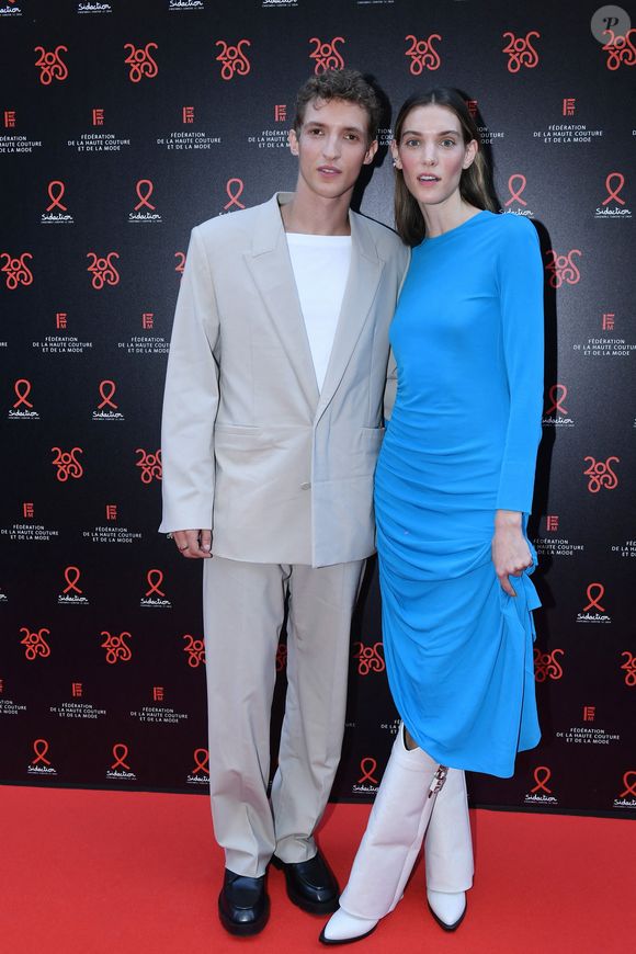 Aliocha Schneider et sa compagne Charlotte Cardin - Photocall de la 20ème édition du dîner de la Mode du Sidaction, "Annees Palace" au Pavillon Cambon Capucines à Paris le 6 juillet 2023. Ce dîner signe la clôture des défilés de la Semaine de la Haute Couture à Paris. Cette édition sera l’occasion de célébrer les vingt ans de cet événement incontournable au profit de la lutte contre le sida. Le Chef Y. Alléno, chef trois étoiles au Guide Michelin, signe le menu de la 20ème édition de ce dîner de gala. Grâce à la mobilisation des personnalités de la mode, du cinéma et des médias, le Dîner de la mode avait permis de collecter 726 000 euros en faveur de la lutte contre le VIH/sida en 2022. Sidaction peut ainsi renforcer son action en faveur des programmes de recherche scientifique, médicale et de prévention du VIH et des associations d’aide aux personnes vivant avec le VIH en France et à l’international. Depuis 2003, le Dîner de la Mode a permis de collecter plus de onze millions d’euros. Plus que jamais, nous devons rester mobilisés pour faire reculer l’épidémie de VIH. © Rachid Bellak/Bestimage