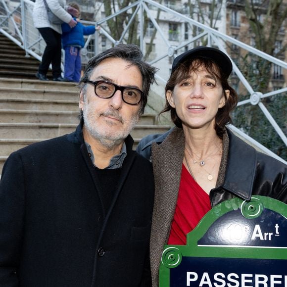 Yvan Attal et sa compagne Charlotte Gainsbourg - Inauguration de la passerelle Jane Birkin devant les 41-43 quai de Valmy à Paris le 13 décembre 2025. © Cyril Moreau / Bestimage