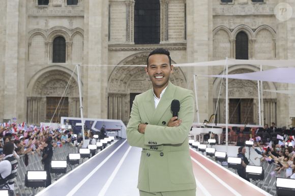 Mohamed Bouhafsi lors du dernier relais de La Flamme Olympiques avant la cérémonie d'ouverture des Jeux Olympiques (JO) de Paris 2024 à Saint-Denis, Seine Saint-Denis, France, le 26 juillet 2024. © Melloul-Tribeca/Bestimage