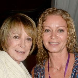 Depuis son départ du télécrochet, la fille d'Alice Dona s'est reconvertie dans le coaching en prise de parole et en expression scénique, tout en exerçant comme sophrologue.
Alice Dona, sa fille Raphaelle Ricci - Mimie Mathy a recu les insignes de Chevalier dans l'Ordre National du Merite des mains de Jean-Claude Camus a l'issue de son spectacle "Je re-papote avec vous" au theatre de la Porte Saint-Martin à Paris, le 13 decembre 2013. © AGENCE / BESTIMAGE