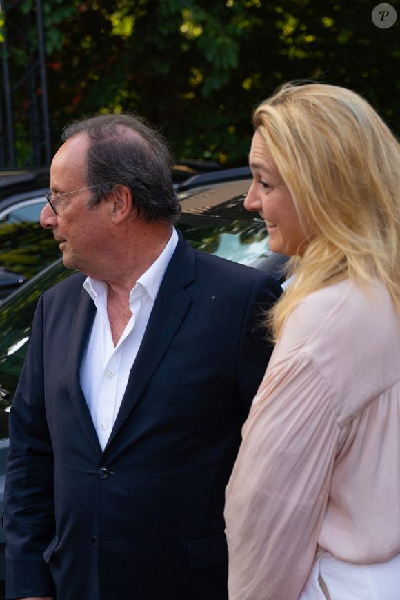 François Hollande avec sa femme Julie Gayet - Festival 4L au Chalet des Iles à Paris le 22 Juin 2025. © Sitraka Ramiandrasoa/Bestimage