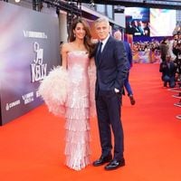 Des plumes et des paillettes à Londres : George Clooney éclipsé par sa femme Amal sur le tapis rouge
