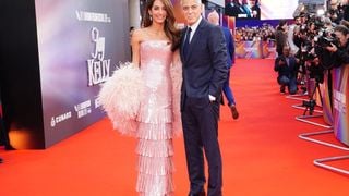 Des plumes et des paillettes à Londres : George Clooney éclipsé par sa femme Amal sur le tapis rouge