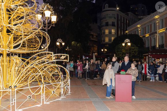 Le prince Albert II de Monaco, La princesse Charlène de Monaco, Le prince Jacques de Monaco, marquis des Baux, La princesse Gabriella de Monaco, comtesse de Carladès - La famille princière de Monaco lors du lancement des illuminations de Noël organisées par la municipalité de Monaco sur la Place d'Armes le 27 novembre 2025.
© Olivier Huitel / Pool / Bestimage