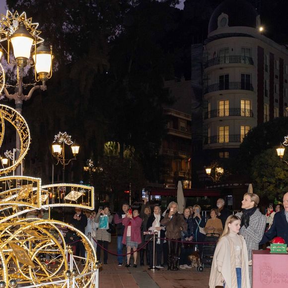 Le prince Albert II de Monaco, La princesse Charlène de Monaco, Le prince Jacques de Monaco, marquis des Baux, La princesse Gabriella de Monaco, comtesse de Carladès - La famille princière de Monaco lors du lancement des illuminations de Noël organisées par la municipalité de Monaco sur la Place d'Armes le 27 novembre 2025.
© Olivier Huitel / Pool / Bestimage