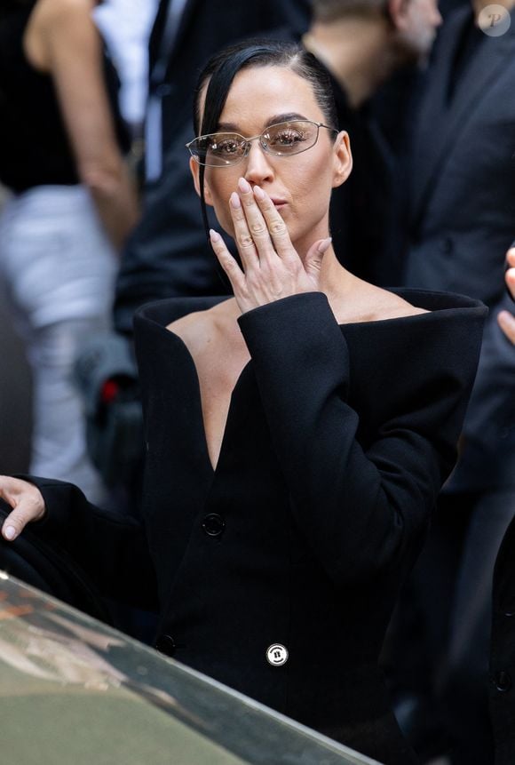 Katy Perry et Justin Trudeau sont bel et bien amoureux et en couple.

Katy Perry - Arrivées au défilé Balenciaga Collection Haute Couture Automne/Hiver 2025-2026 lors de la Fashion Week de Paris (PFW), à Paris, France, le 9 juillet 2025. © Thibault Duboucher/Bestimage