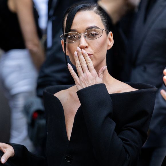Katy Perry et Justin Trudeau sont bel et bien amoureux et en couple.

Katy Perry - Arrivées au défilé Balenciaga Collection Haute Couture Automne/Hiver 2025-2026 lors de la Fashion Week de Paris (PFW), à Paris, France, le 9 juillet 2025. © Thibault Duboucher/Bestimage