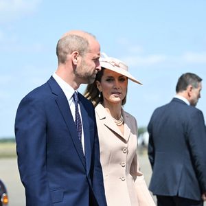 Le prince William, prince de Galles, et Catherine (Kate) Middleton, princesse de Galles, accueillent le couple présidentiel français le président Emmanuel Macron et sa femme la Première Dame Brigitte Macron à l'aéroport Station RAF de Northolt, à Ruislip, Royaume Uni, le 8 juillet 2025. © Jeanne Accorsini/Pool/Bestimage