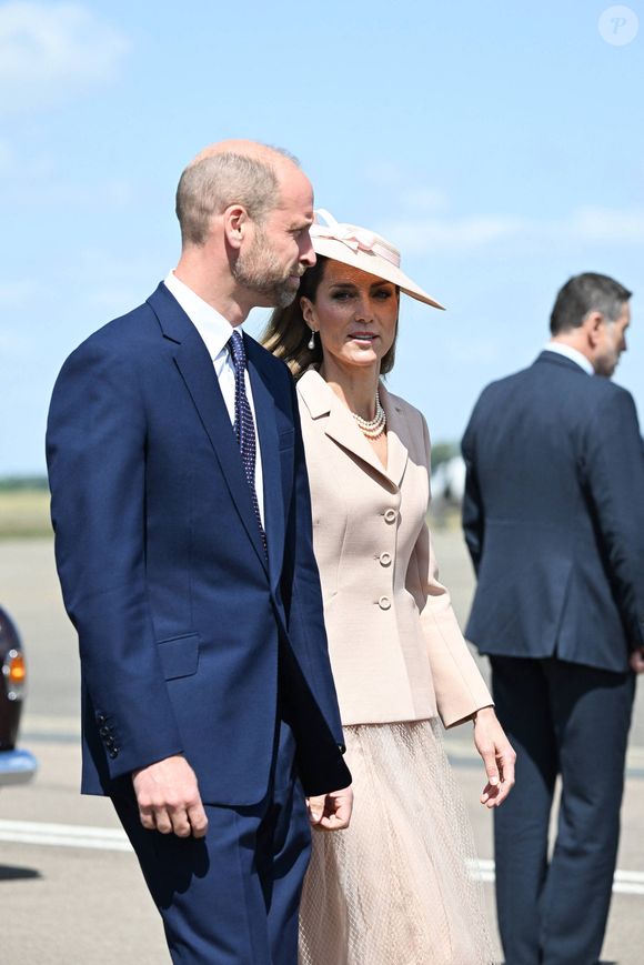 Le prince William, prince de Galles, et Catherine (Kate) Middleton, princesse de Galles, accueillent le couple présidentiel français le président Emmanuel Macron et sa femme la Première Dame Brigitte Macron à l'aéroport Station RAF de Northolt, à Ruislip, Royaume Uni, le 8 juillet 2025. © Jeanne Accorsini/Pool/Bestimage