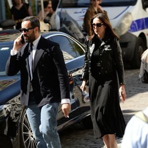 Jonathan Cohen et Elsa Zylberstein - Arrivées aux obsèques de Nadia Farès en l'église Saint-Jean-de-Montmartre à Paris, le 24 avril 2026. N.Farès est décédée le 17 avril 2026 quelques jours après un "incident cardiaque" survenu le 12 avril 2026 dans la piscine du complexe sportif, Blanche (9ème).
© Clément Prioli / Bestimage