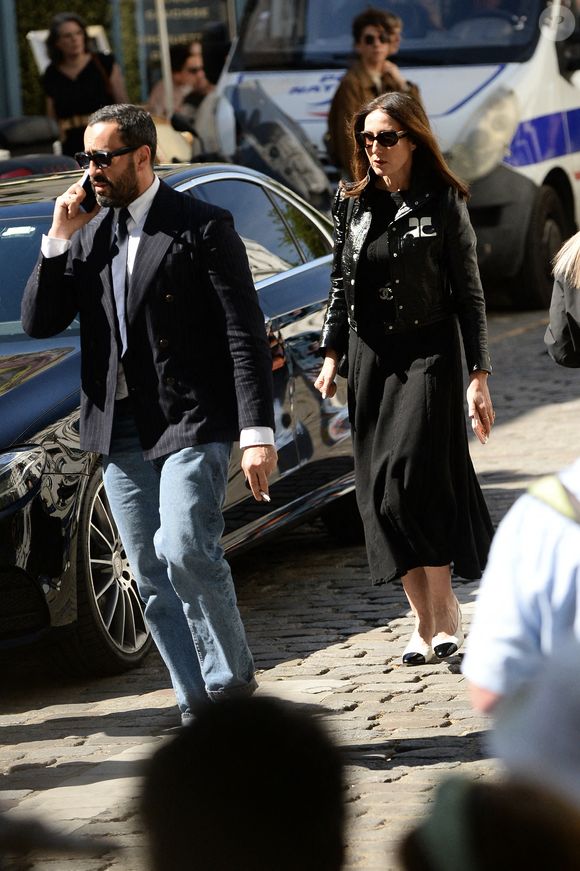 Jonathan Cohen et Elsa Zylberstein - Arrivées aux obsèques de Nadia Farès en l'église Saint-Jean-de-Montmartre à Paris, le 24 avril 2026. N.Farès est décédée le 17 avril 2026 quelques jours après un "incident cardiaque" survenu le 12 avril 2026 dans la piscine du complexe sportif, Blanche (9ème).
© Clément Prioli / Bestimage
