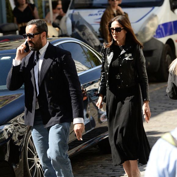 Jonathan Cohen et Elsa Zylberstein - Arrivées aux obsèques de Nadia Farès en l'église Saint-Jean-de-Montmartre à Paris, le 24 avril 2026. N.Farès est décédée le 17 avril 2026 quelques jours après un "incident cardiaque" survenu le 12 avril 2026 dans la piscine du complexe sportif, Blanche (9ème).
© Clément Prioli / Bestimage