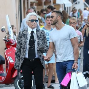 Très attaché à son humour jusqu’au bout, il a quitté la vie entouré de son fidèle assistant, dans un témoignage émouvant.
Karl Lagerfeld et Sébastien Jondeau se promènent dans les rues de Saint-Tropez, le 26 juillet 2015.
JACOVIDES-MOREAU / BESTIMAGE